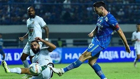 Hasil Babak II Skor 0 2 Madura United Vs Persib Bandung Marc Klok