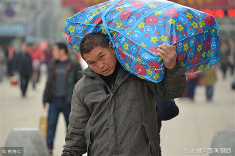 实拍春运路上扛着行李农民工 蛇皮袋旅行包行李箱 你看他们好累