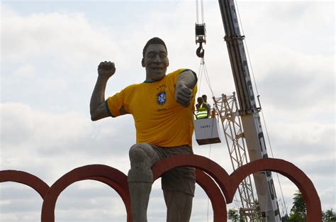 Estátua de Pelé no clima da Copa fotos em Sul de Minas g1