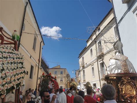 A Larino La Festa Di San Pardo Il Giorno Dei Carri In Fiore Foto