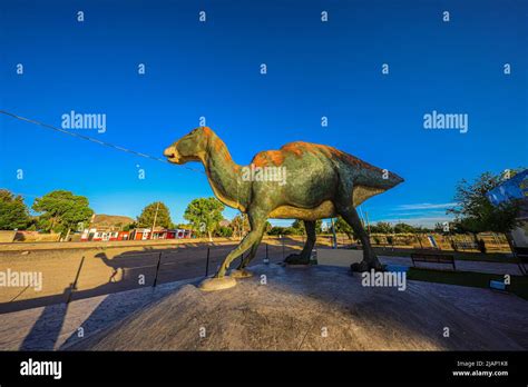 Escultura A Gran Escala De Un Dinosaurio De Pico De Pato En El Museo