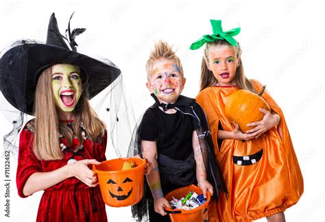 Süsses oder Saures Halloween Kids foto de Stock Adobe Stock