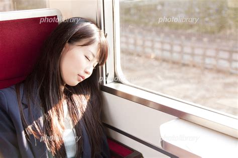 電車で居眠りする女性 写真素材 6701766 フォトライブラリー Photolibrary