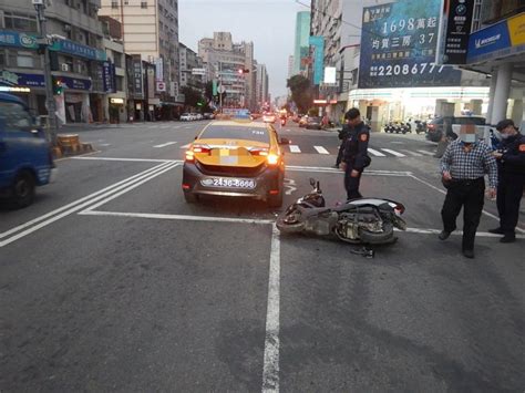 影／台中計程車違停機車停等區 騎士一頭撞上噴飛倒地 社會萬象 社會 聯合新聞網