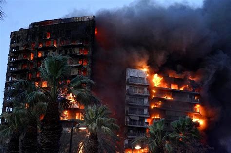 La Jornada Incendio Consume Edificio De Vivienda En Valencia