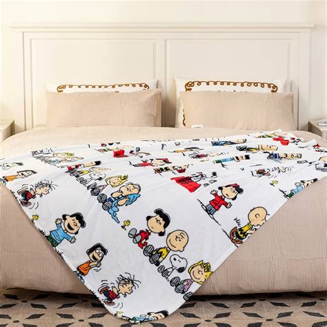 Intimo Peanuts Snoopy Charlie Brown And Gang Christmas Caroling Silk Touch Fleece Plush Throw