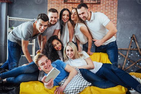 Agrupar A Hermosos Jóvenes Haciendo Selfie En Un Café Mejores Amigos