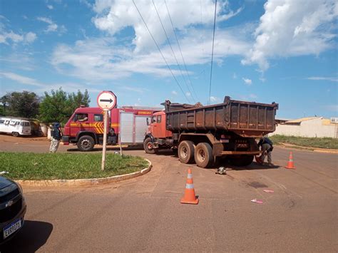 V Deo Motociclista Vai Parar Embaixo De Caminh O E Sofre Ferimentos