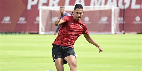 Roma Mourinho Sorride Smalling Corre A Trigoria E Il Rientro Si Avvicina