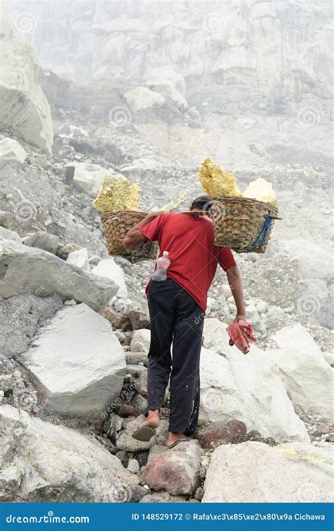 Dentro Del Cr ter Del Volc n En Indonesia Fotografía editorial Imagen