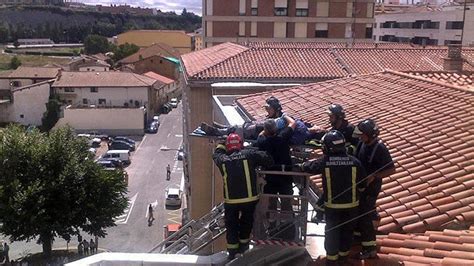 Herido un trabajador al caerse desde un tejado a otro cuando ponía una