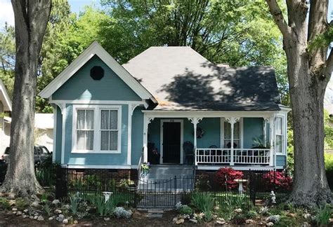 C 1897 Folk Victorian Cottage Has 2 Bed 25 Bath And 1377 Sqft In