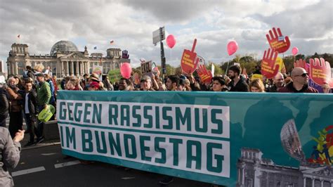 Nach Bundestagswahl Tausende Protestieren Am Brandenburger Tor Gegen