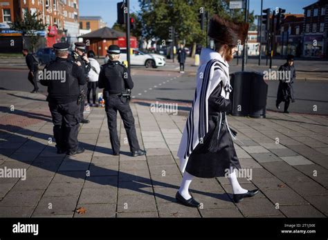 London Großbritannien Oktober 2023 Polizeibeamte patrouillieren