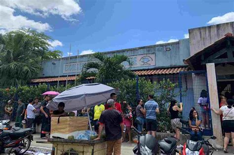 Eleitores Aguardam At Hora Em Fila Para Votar