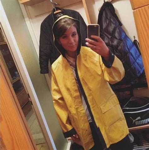 Pin By Sussie Quattro On Yellow Raincoat Rainy Day Fashion Yellow Raincoat Rain Wear