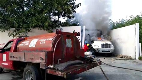 Normalistas Queman Camiones Frente Al Palacio De Justicia De Iguala