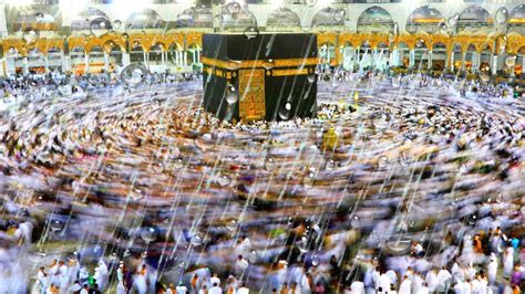 Holy Rain In The Kaaba Delights The Hearts Rain In Makkah Saudi