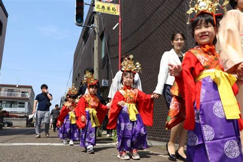 釈迦の誕生像に花まつりの稚児行列と灌仏式