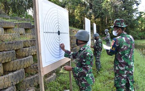 Anggota Kodim 1002hst Latihan Menembak Senjata Ringan