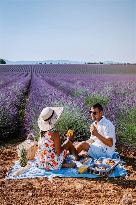 Pareja De Hombres Y Mujeres De Vacaciones En Los Campos De Lavanda De