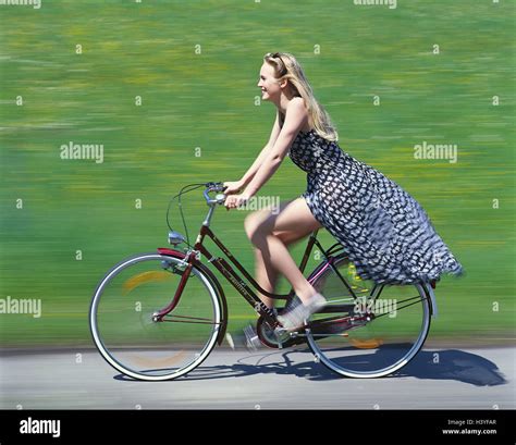 Feldweg Frau Fahrrad Fahren Freizeit Hobby Jung Sommerkleid Ausflug Reiten Fahrrad