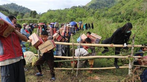 FOTO Gotong Royong Warga Terisolir Majene Menyambut Sembako Dari Heli