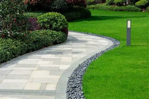 21 Top Driveway Edging Ideas That Will Improve Your Yard