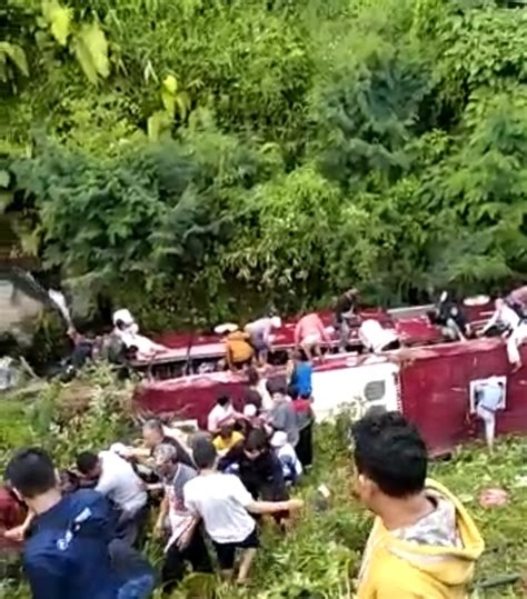 Bus Peziarah Asal Tangerang Terjun Bebas Ke Jurang Di Jalur Objek