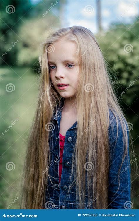 Portrait Dune Belle Petite Fille Blonde Avec De Longs Cheveux Image