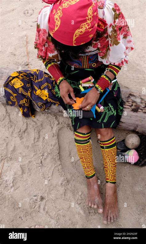 Una Mujer Ind Gena Del Pueblo Guna Que Llevaba Ornamento Tradicional De