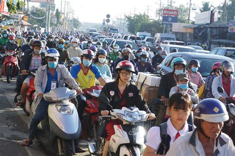 Học sinh vào năm học mới đường TPHCM kẹt xe không lối thoát