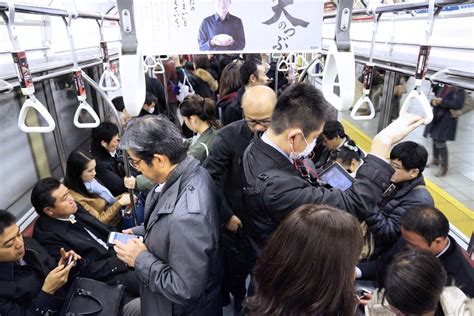 電車で腹が立つ「迷惑行為」ランキング、「飲食」「化粧」「スマホいじり」など上位 1位はやっぱり：満員電車で特に不評 Itmedia ビジネスオンライン