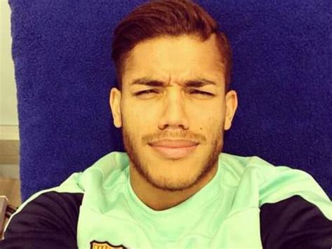 Il Calciatore Jonathan Dos Santos Nega Di Essere Gay Su Twitter Gay It