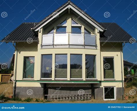 Glasfront Eines Modernen Einfamilienhauses Stockfoto Bild Von Wohn Wohnsitz 25457702