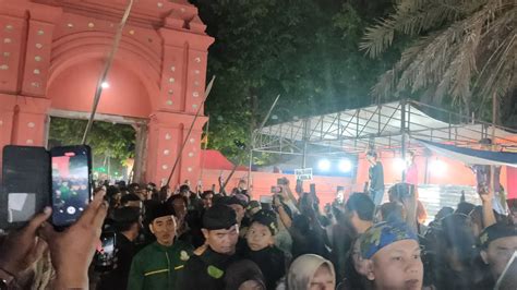 Tradisi Panjang Jimat Pada Malam Peringatan Maulid Nabi Muhammad Saw Di