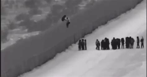 Video 110 Migrants Arrested After Climbing Over Border Wall In Yuma