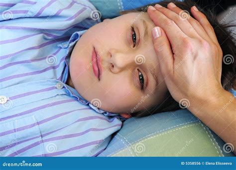 Enfant malade photo stock Image du mensonge préadolescent 5358556