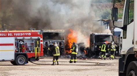 A Fuoco Deposito Di TIR Alla Zona Industriale Di Carini Il Vespro