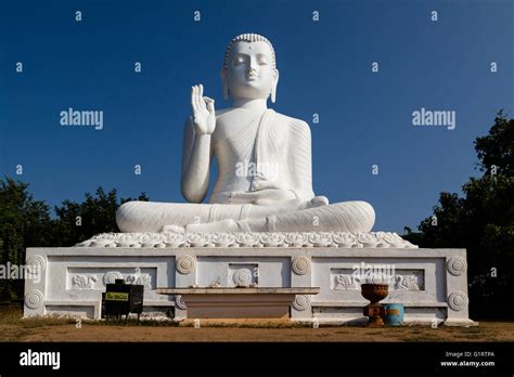 Estatua Blanca De Buda Mihintale Fotograf As E Im Genes De Alta