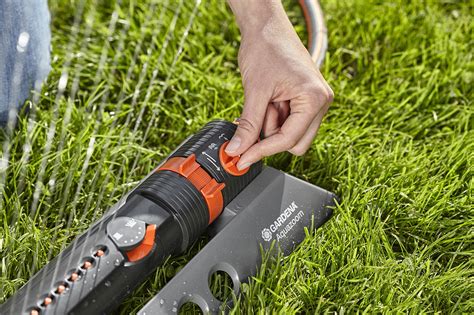 GARDENA 1977 Aquazoom 3800-Square Foot Oscillating Sprinkler With Fully ...
