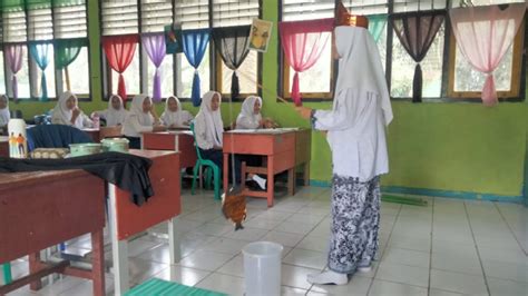 Siswa Kelas IX MTsN 2 Mukomuko Mengikuti Kegiatan Ujian Praktik Tahun