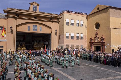 Málaga vive con emoción el traslado del Cristo de Mena por la Legión