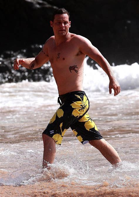 The Men Of Hollywood Justin Chambers Shirtless At Beach Greys