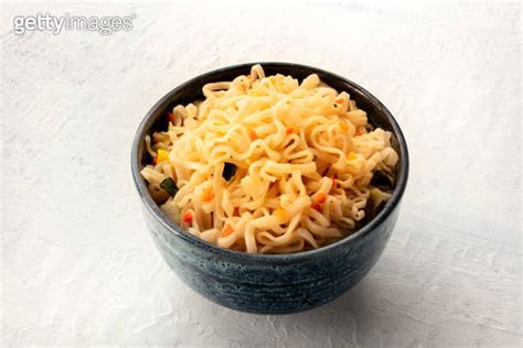 Instant soba noodles with carrot and scallions 1176798557 게티이미지뱅크