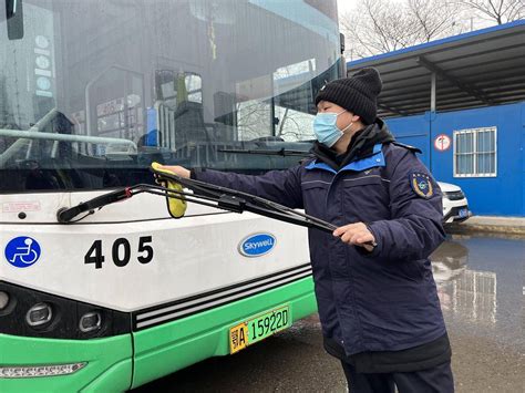 武汉迎来寒潮低温雨雪天气，公交部门全力保障市民出行车辆运营乘客