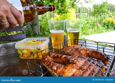 Bistecca Di Color Salmone Cotta Due Vetri Con Birra Insalata Di Cavolo