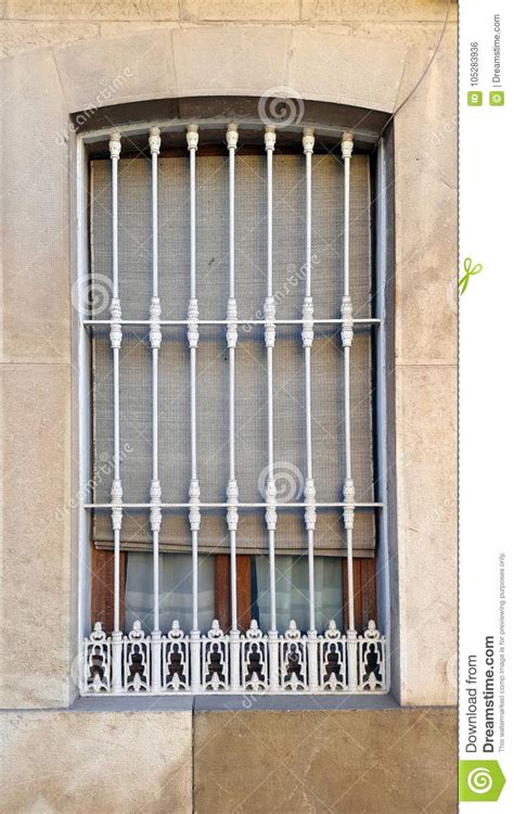 Ventana Vieja Con Las Barras De La Seguridad Parrilla De Acero Anillo