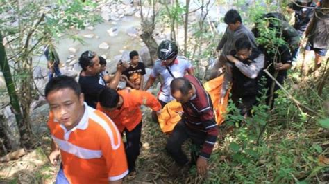 Dikira Kasur Ternyata Mayat Wanita Tersangkut Batu Di Sungai