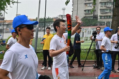 我是大运火炬手丨成都发布记者裴晗：穿越而立之年，享受曼妙旅程见证体育夏季运动会